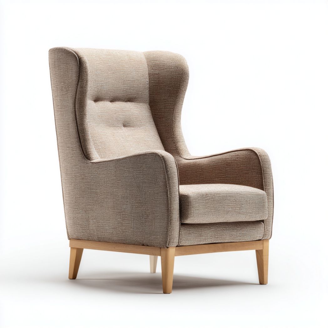 Poltrona ad ala in tessuto beige con gambe in legno chiaro